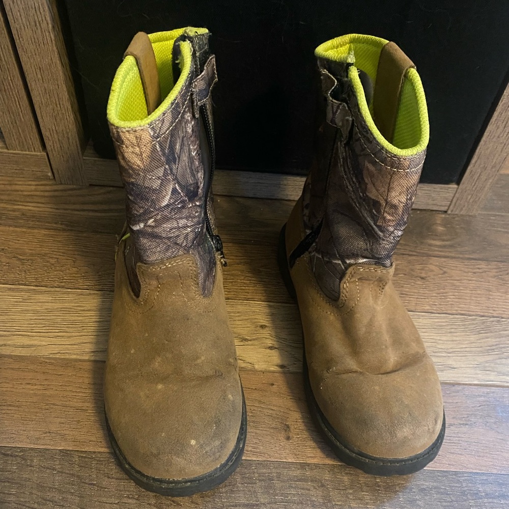 Magellan Outdoor Real Tree Extra Camo hunting boots. Youth size 2.